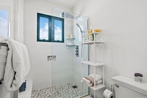 Douche, sèche-cheveux, serviettes fournies, savon