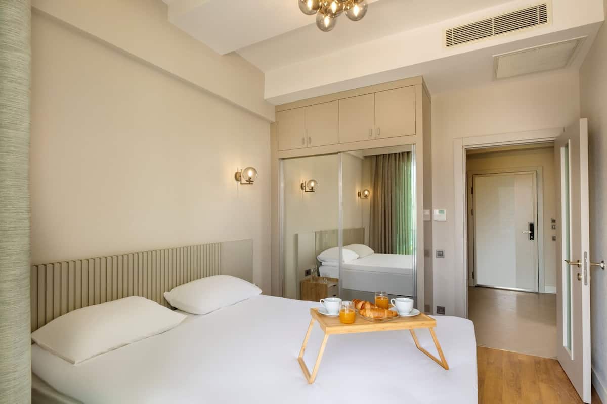 2 Schlafzimmer, hochwertige Bettwaren, individuell dekoriert