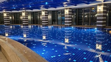 Una piscina cubierta, una piscina al aire libre de temporada