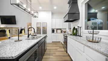 Geladeira, micro-ondas, fogão, cooktop