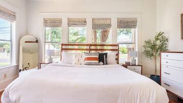 3 habitaciones, escritorio y tabla de planchar con plancha