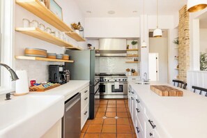 Frigorifero, microonde, forno, piano cottura