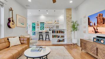 Smart TV, chimenea, libros y estéreo