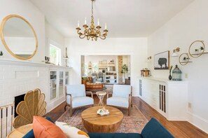 Smart TV, caminetto, libri, impianto stereo