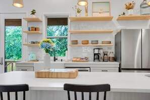 Frigorifero, microonde, forno, piano cottura