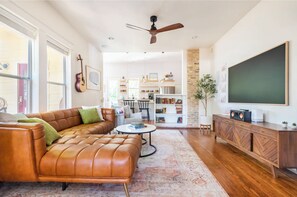 Smart TV, caminetto, libri, impianto stereo