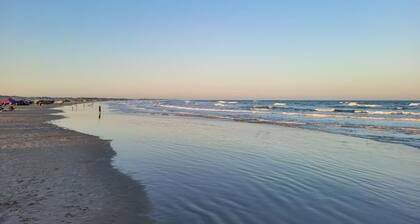 Newly REMDL Family friendly King bed 3BR w/4Smart TV.