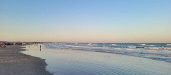 Newly REMDL Family friendly King bed 3BR w/4Smart TV.