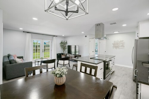 Newly REMDL Family friendly King bed 3BR w/4Smart TV.