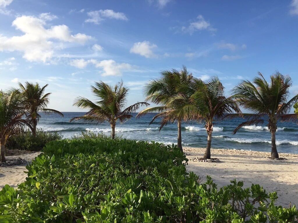 På stranden, solstolar och strandhanddukar
