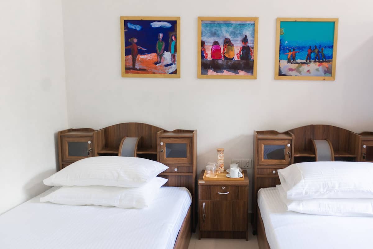 Habitación estándar con 1 cama matrimonial o 2 individuales | Decoración personalizada, escritorio y espacio para trabajar con laptop