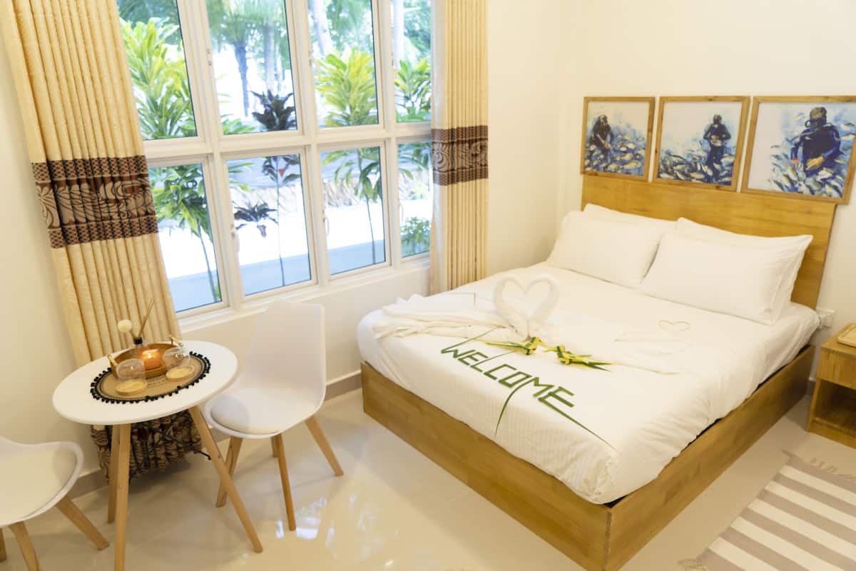 Habitación doble Confort | Decoración personalizada, escritorio y espacio para trabajar con laptop
