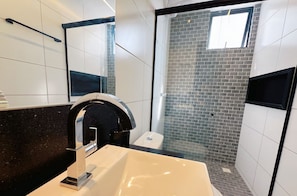 Deluxe Apartment | Bathroom | Shower, towels, soap, shampoo - Miramar One Way Tambaú (João Pessoa)