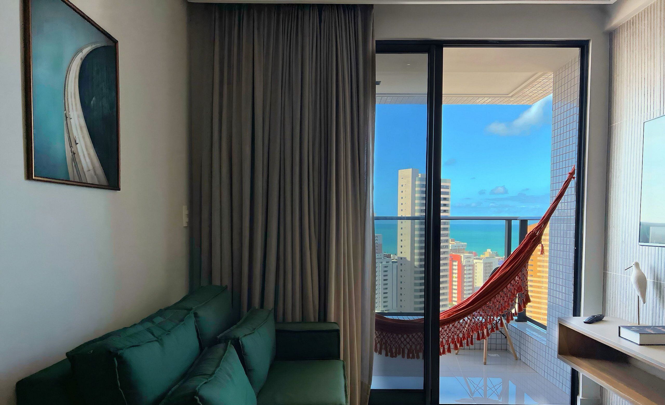 Departamento Deluxe | Área de sala de estar | Televisión de 32 pulgadas con canales vía satélite 