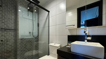 Apartment | Bathroom | Shower, towels, soap, shampoo