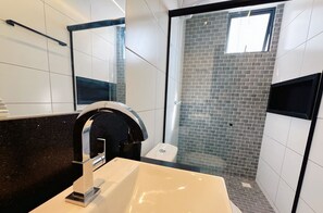 Deluxe Apartment | Bathroom | Shower, towels, soap, shampoo