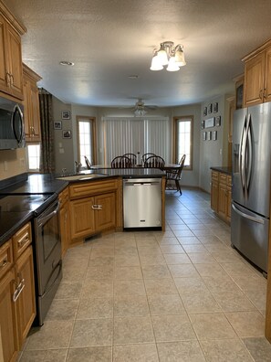 Frigorífico, microondas, horno y placa de cocina