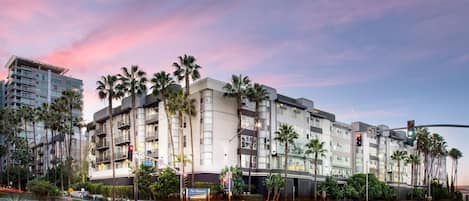 المنشأة من الخارج