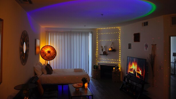 Una sala de estar acogedora con chimenea, un sofá y un televisor.