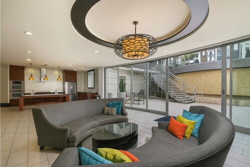 Peaceful 1-Bedroom Oasis by the Ocean · Free Parking · Pool · Gym · Hot Tub