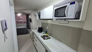 Apartamento | Cozinha privada | Frigobar, micro-ondas