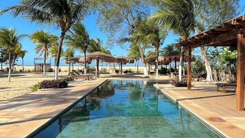 Alberca al aire libre y camas balinesas gratuitas