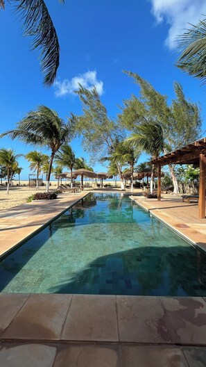 Utendørsbasseng, bassengtelt (inkludert) og bassengparasoller