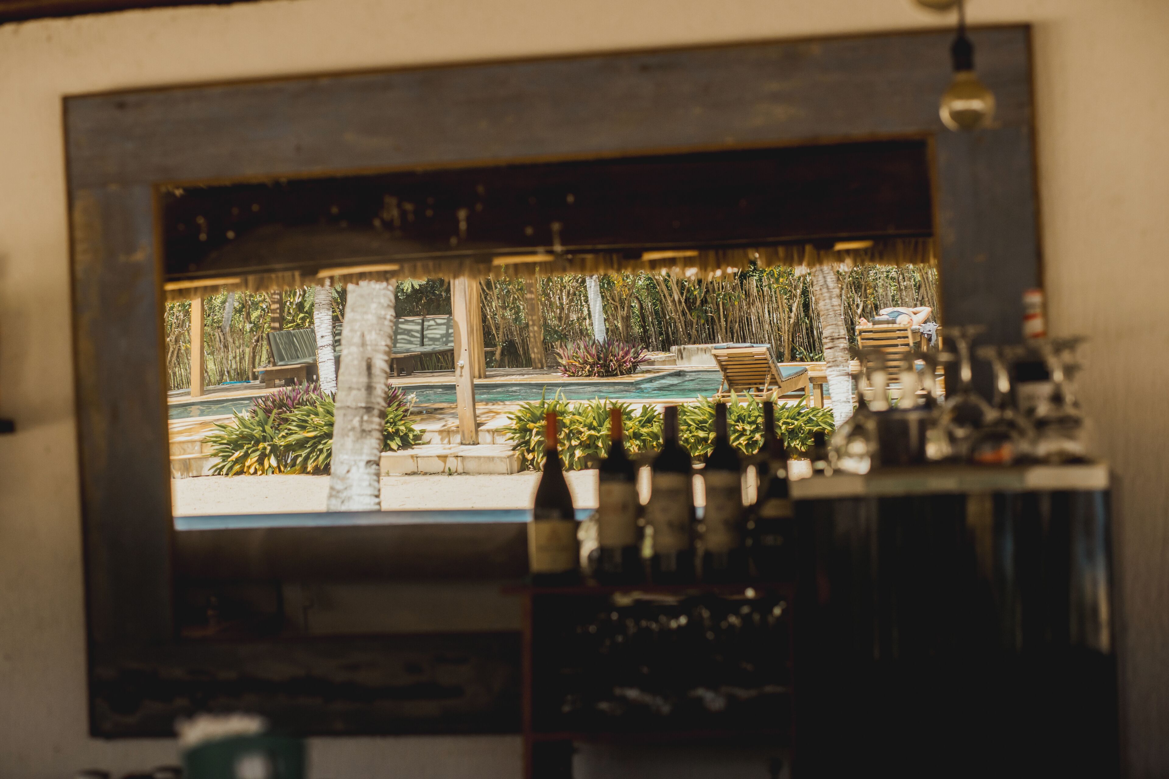 Bar de copas con vistas a la playa (abre solo algunos días)