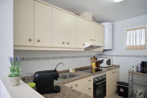 Køleskab, mikrobølgeovn, ovn, kogeplade