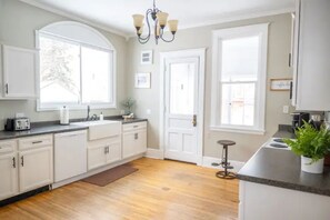 Fridge, microwave, oven, stovetop - Grand Historic Victorian 4 Bd 4 Ba GameRoom-Arcade (Ironwood)