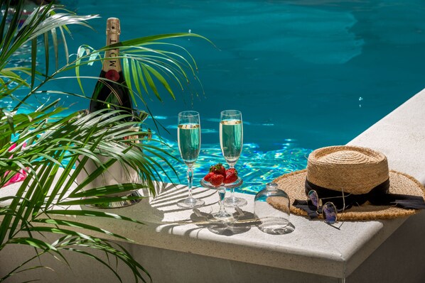 Utendørsbasseng og et oppvarmet basseng