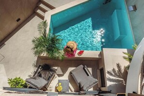 Utomhuspool och uppvärmd pool