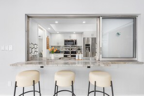 冷蔵庫、電子レンジ、オーブン、コンロ