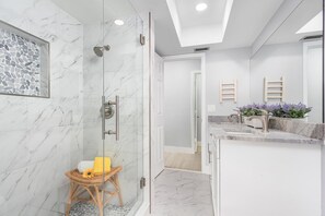 Regadera, secadora de cabello, toallas, jabón 