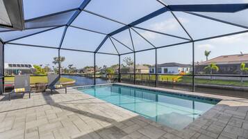 Alberca al aire libre y alberca climatizada