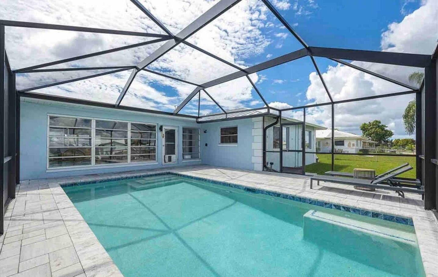 Alberca al aire libre y alberca climatizada