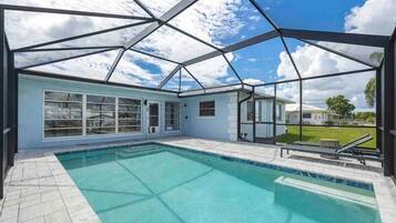 Alberca al aire libre y alberca climatizada