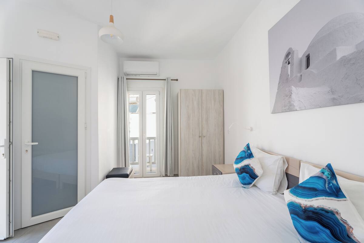 Habitación doble Deluxe, 1 habitación, balcón | Camas con efecto memoria y caja de seguridad en la habitación 