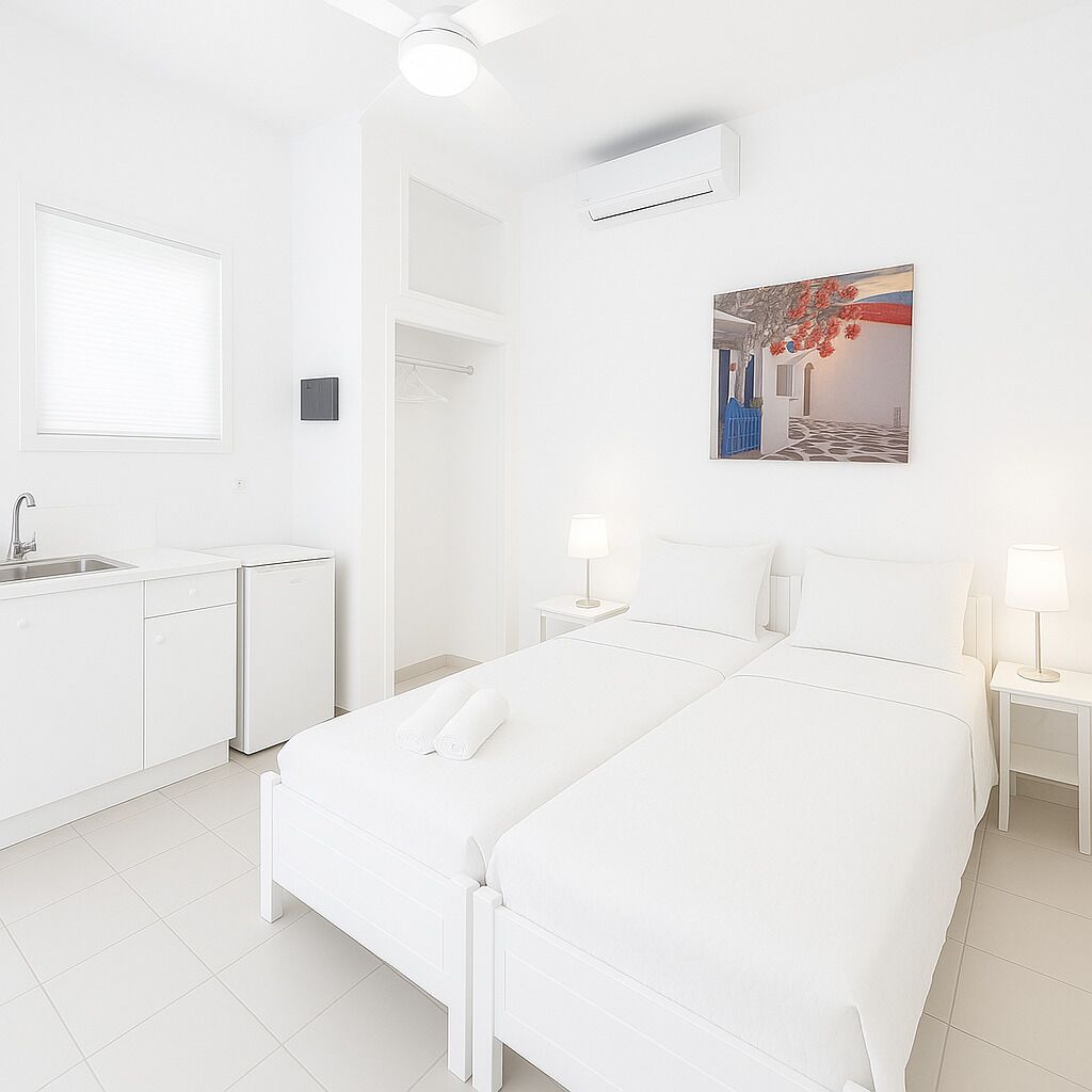 أسرّة بإسفنج يتكيف مع شكل الجسم وخزنة داخل الغرفة وستائر تعتيم