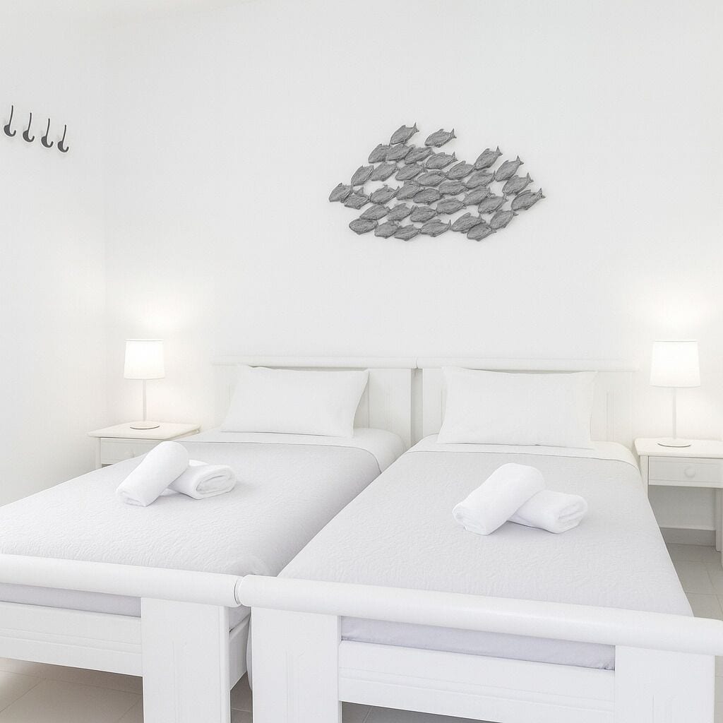 أسرّة بإسفنج يتكيف مع شكل الجسم وخزنة داخل الغرفة وستائر تعتيم