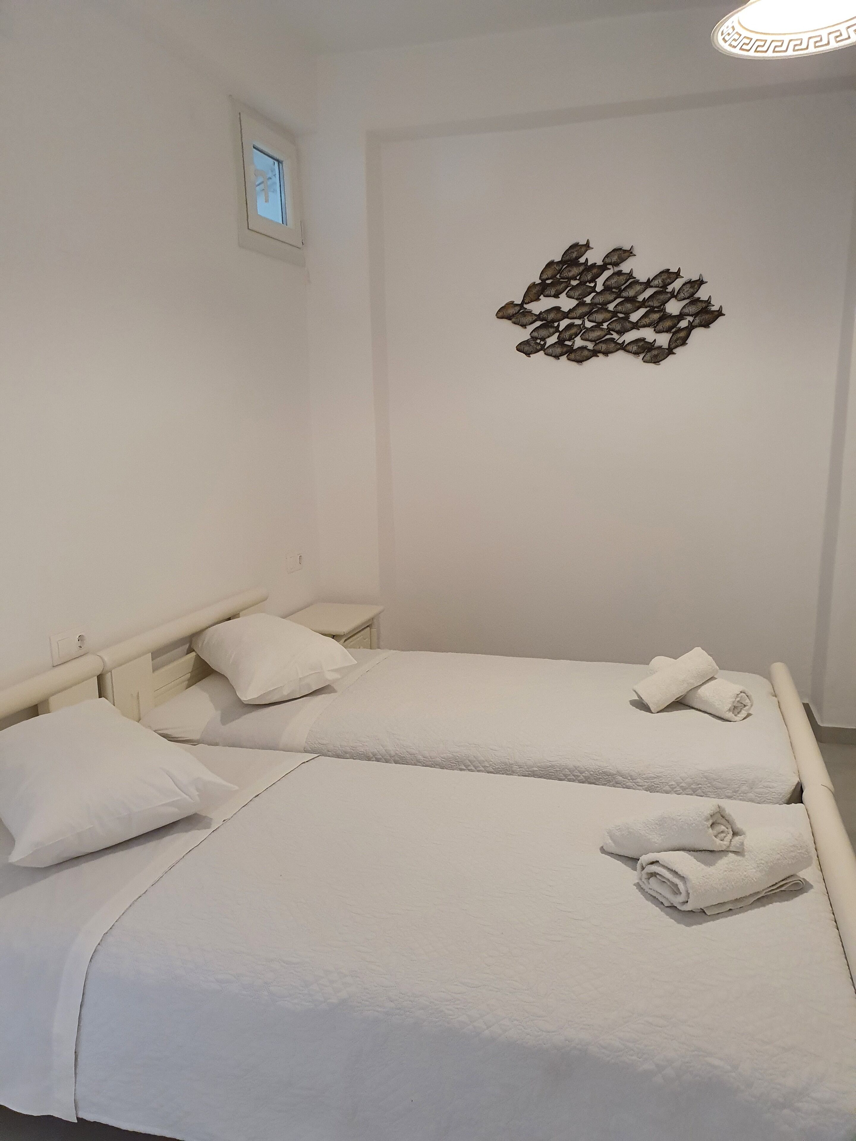 أسرّة بإسفنج يتكيف مع شكل الجسم وخزنة داخل الغرفة وستائر تعتيم