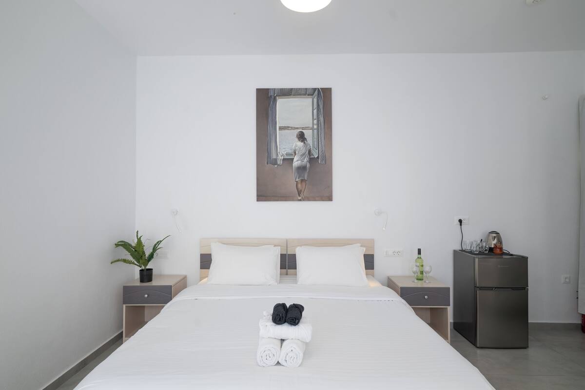 Camas con efecto memoria y caja de seguridad en la habitación 