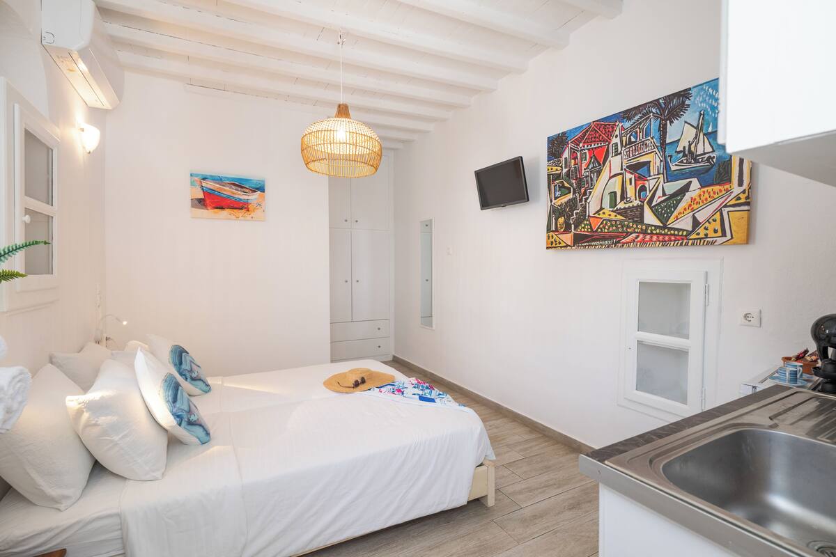 Habitación Deluxe, 1 habitación, vista parcial al mar | Camas con efecto memoria y caja de seguridad en la habitación 