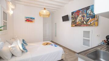 Deluxe Room, 1 Bedroom, Partial Sea View | Memory foam beds, in-room safe, blackout drapes, soundproofing