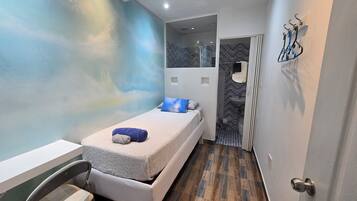 Quarto solteiro básico, 1 cama de solteiro, suíte, no piso térreo | Wi-Fi de cortesia, roupa de cama