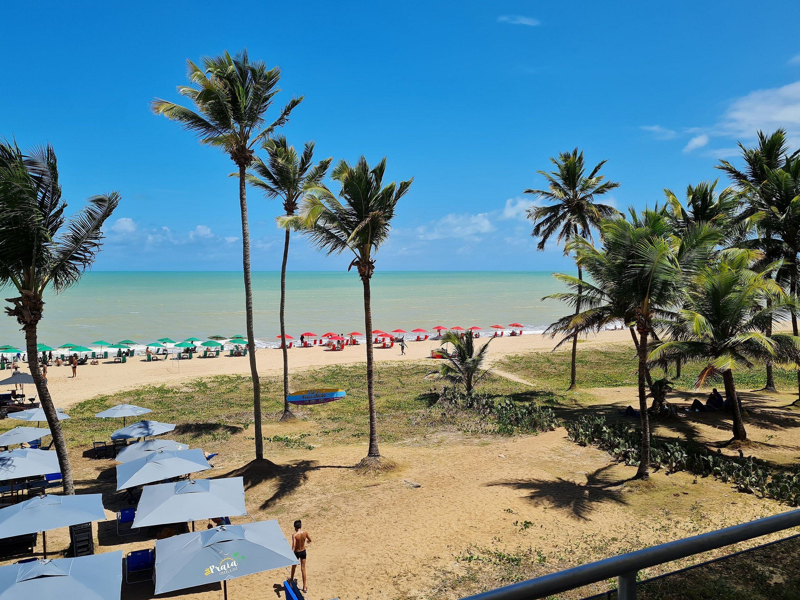 En la playa y playa de arena blanca 