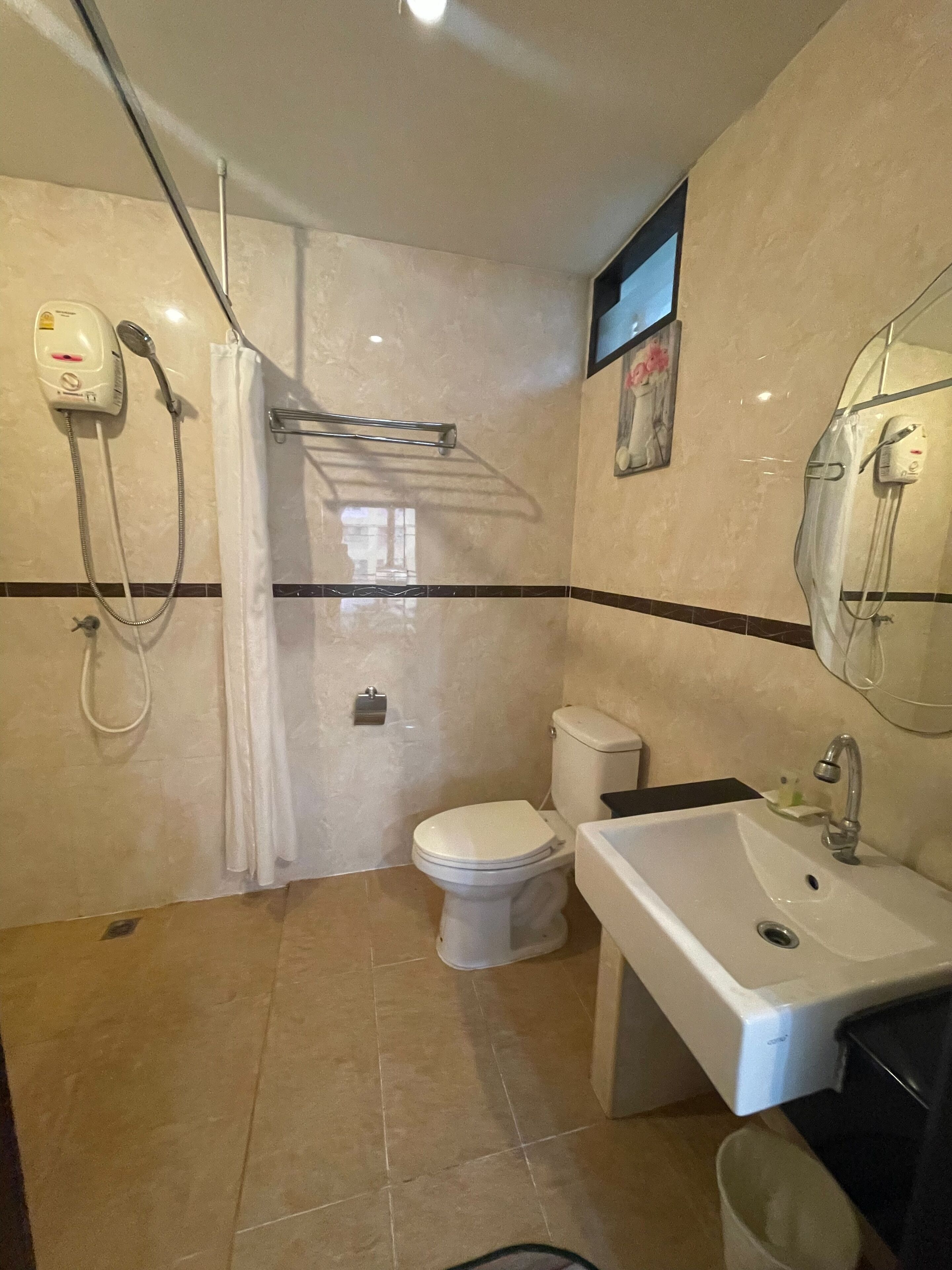 Shower, rainfall showerhead, free toiletries, towels