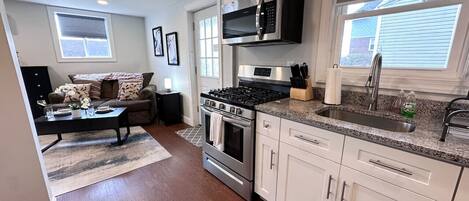 ثلاجة، ميكروويف، فرن، موقد طهي مسطح