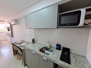 Apartamento | Cozinha privada | Frigobar, micro-ondas