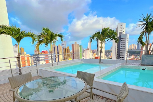 Una piscina al aire libre